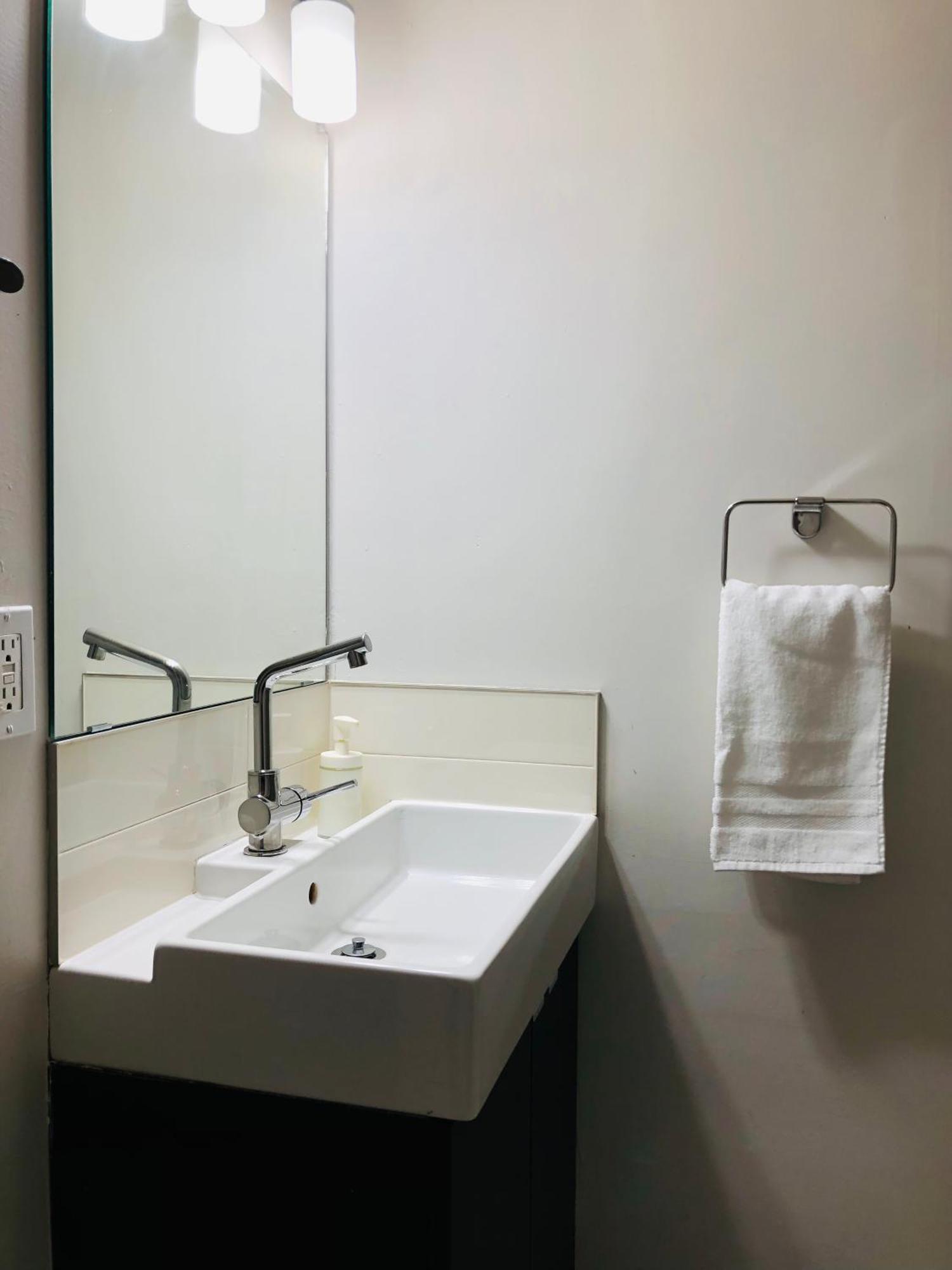 5th Floor 1 Bedroom With Parking *